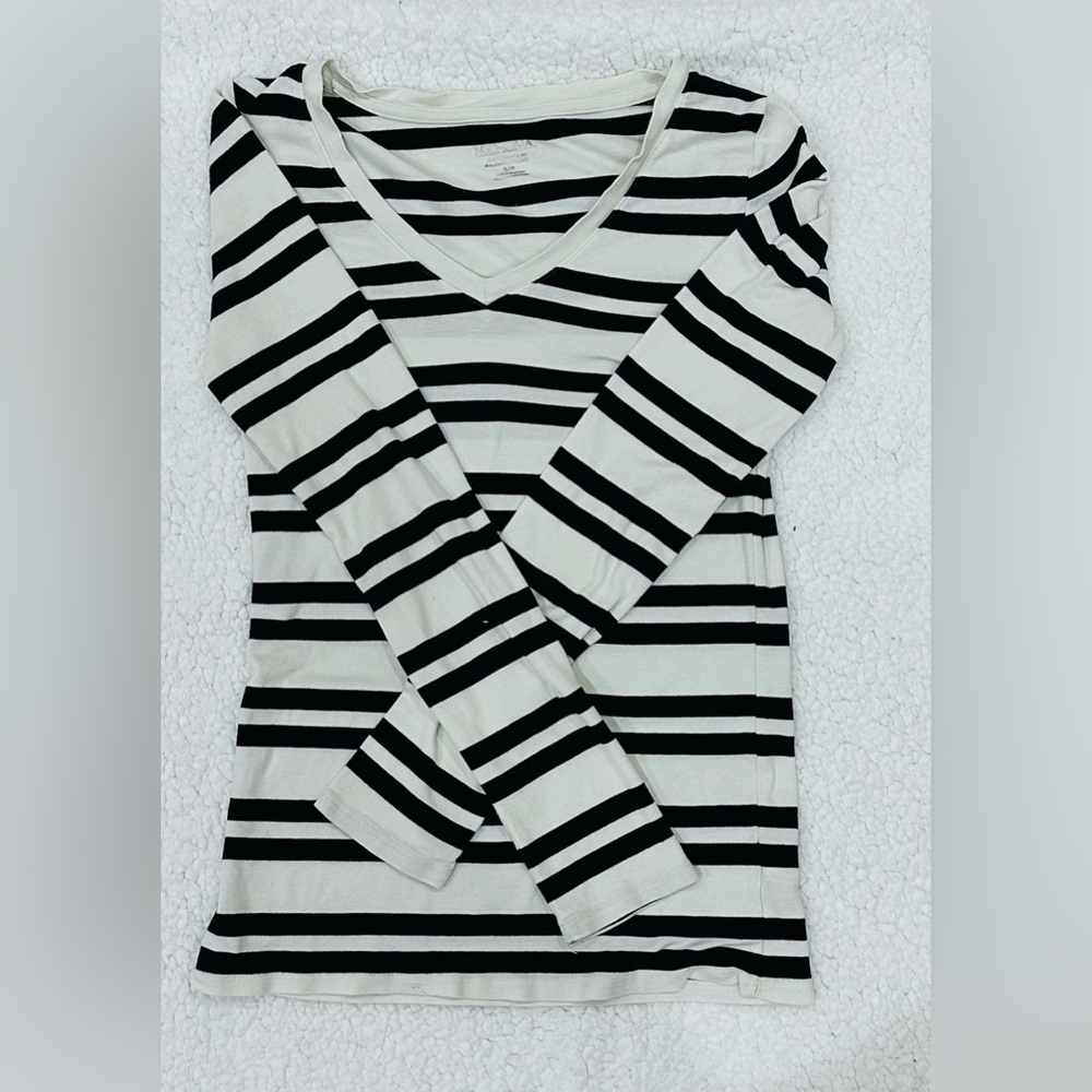 Large black and white striped t-shirt -comfy-stretchy